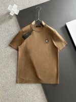 ⁦تيشيرت فيرساتشي ناعم ومريح، بياقة دائرية، ناعم على البشرة⁩ - الصورة ⁦2⁩