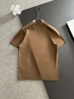 ⁦تيشيرت فيرساتشي ناعم ومريح، بياقة دائرية، ناعم على البشرة⁩ - الصورة ⁦4⁩