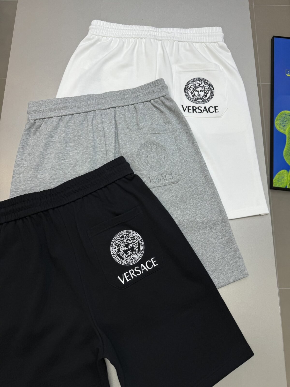 ⁦شورت فيرساتشي أنيق وعملي⁩ - الصورة ⁦2⁩