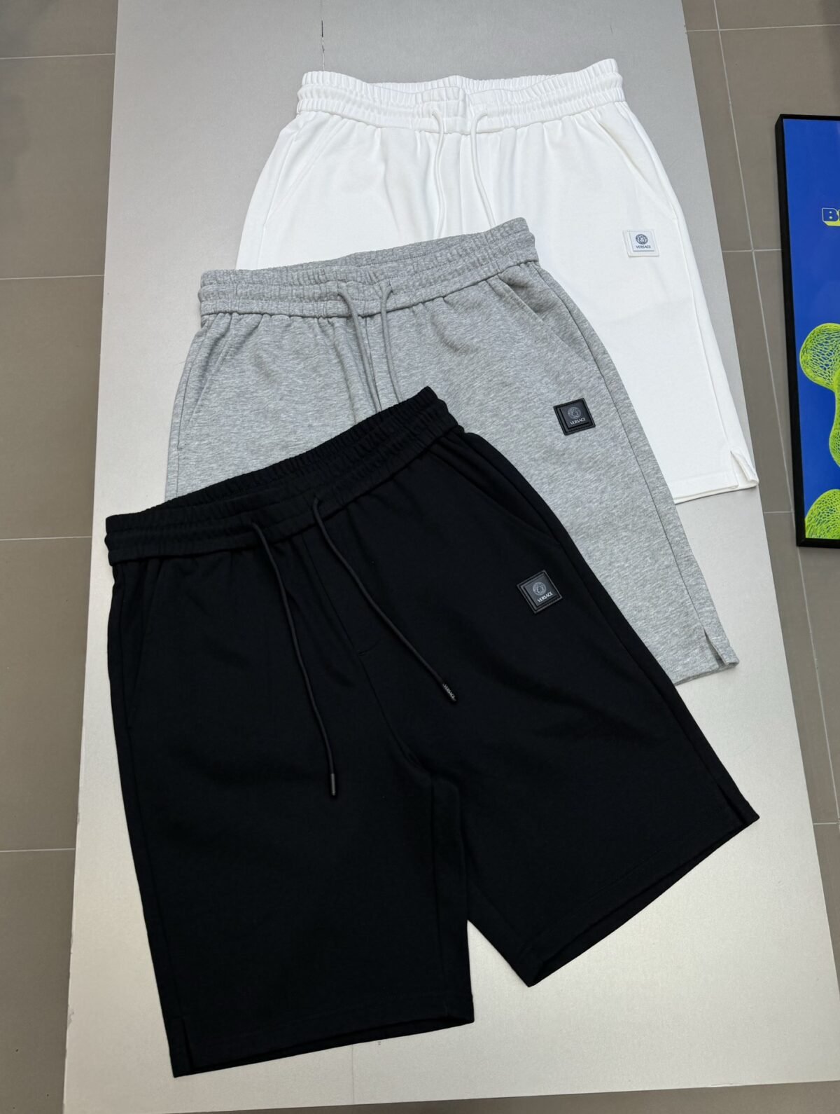 ⁦شورت فيرساتشي أنيق وعملي⁩ - الصورة ⁦1⁩