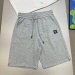 ⁦شورت فيرساتشي أنيق وعملي⁩ - الصورة ⁦4⁩