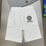 ⁦شورت فيرساتشي أنيق وعملي⁩ - الصورة ⁦6⁩