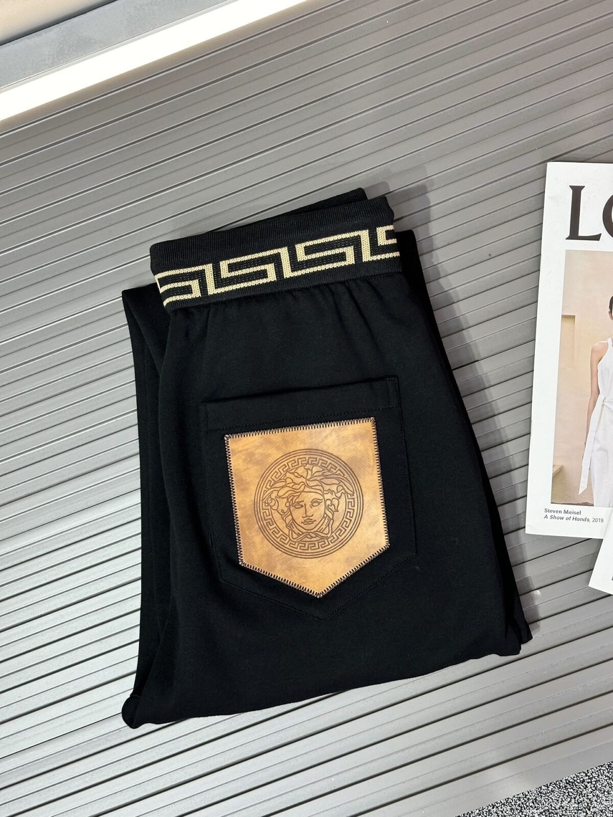 ⁦بنطال فيرساتشي الكلاسيكي الكاجوال⁩ - الصورة ⁦3⁩