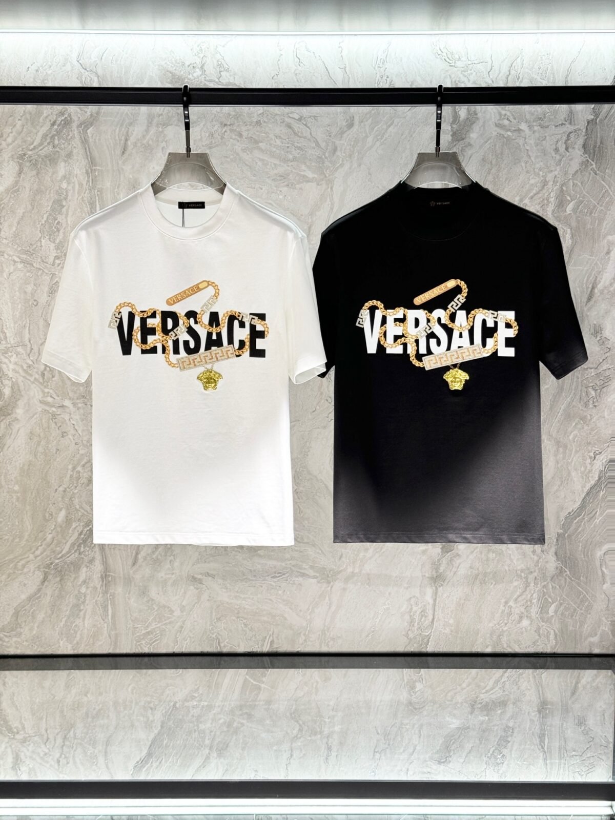 ⁦تيشيرت فيرساتشي عصري وعملي بياقة دائرية وأكمام قصيرة⁩ - الصورة ⁦1⁩