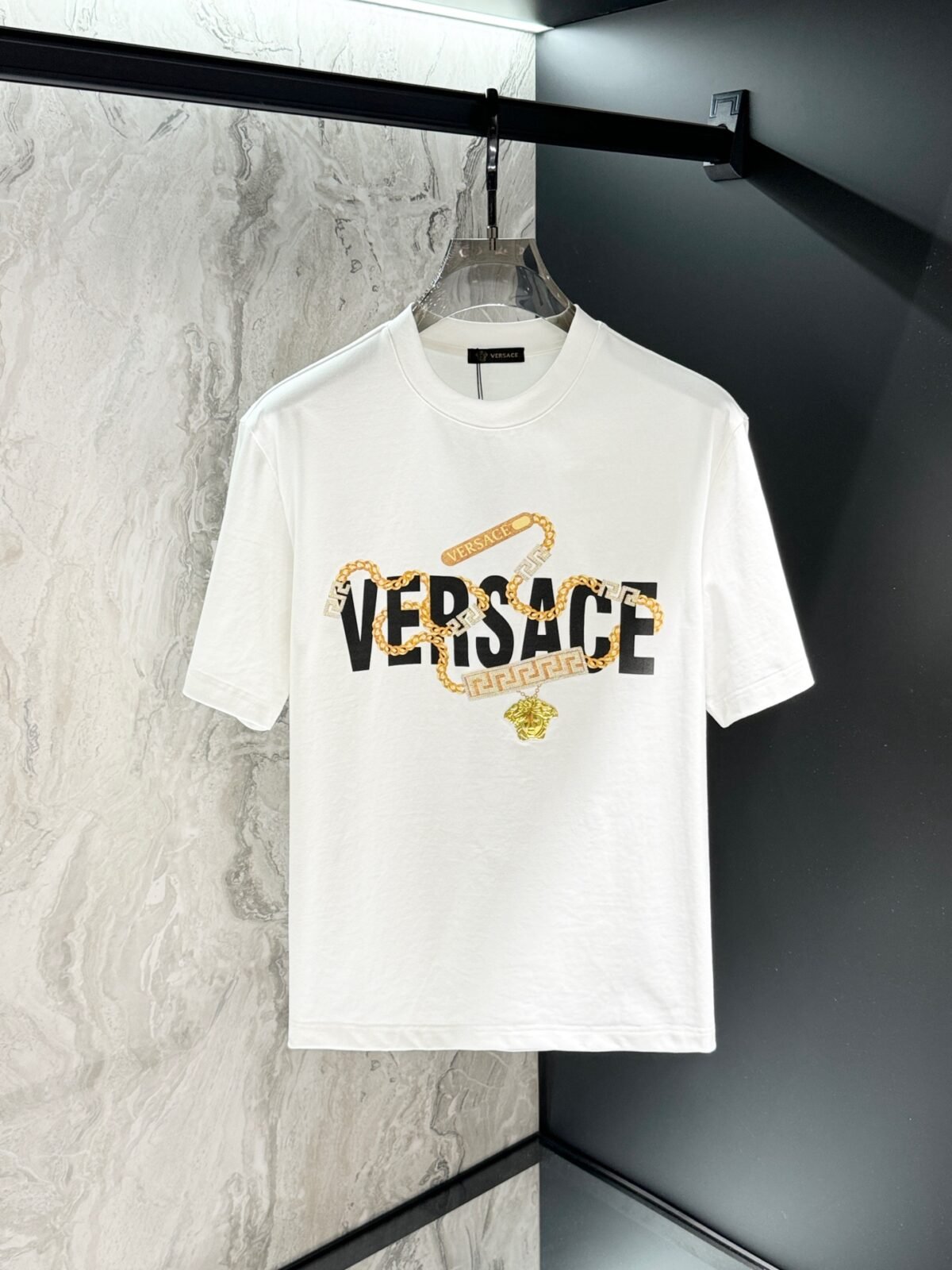 ⁦تيشيرت فيرساتشي عصري وعملي بياقة دائرية وأكمام قصيرة⁩ - الصورة ⁦2⁩