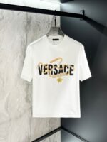 ⁦تيشيرت فيرساتشي عصري وعملي بياقة دائرية وأكمام قصيرة⁩ - الصورة ⁦2⁩