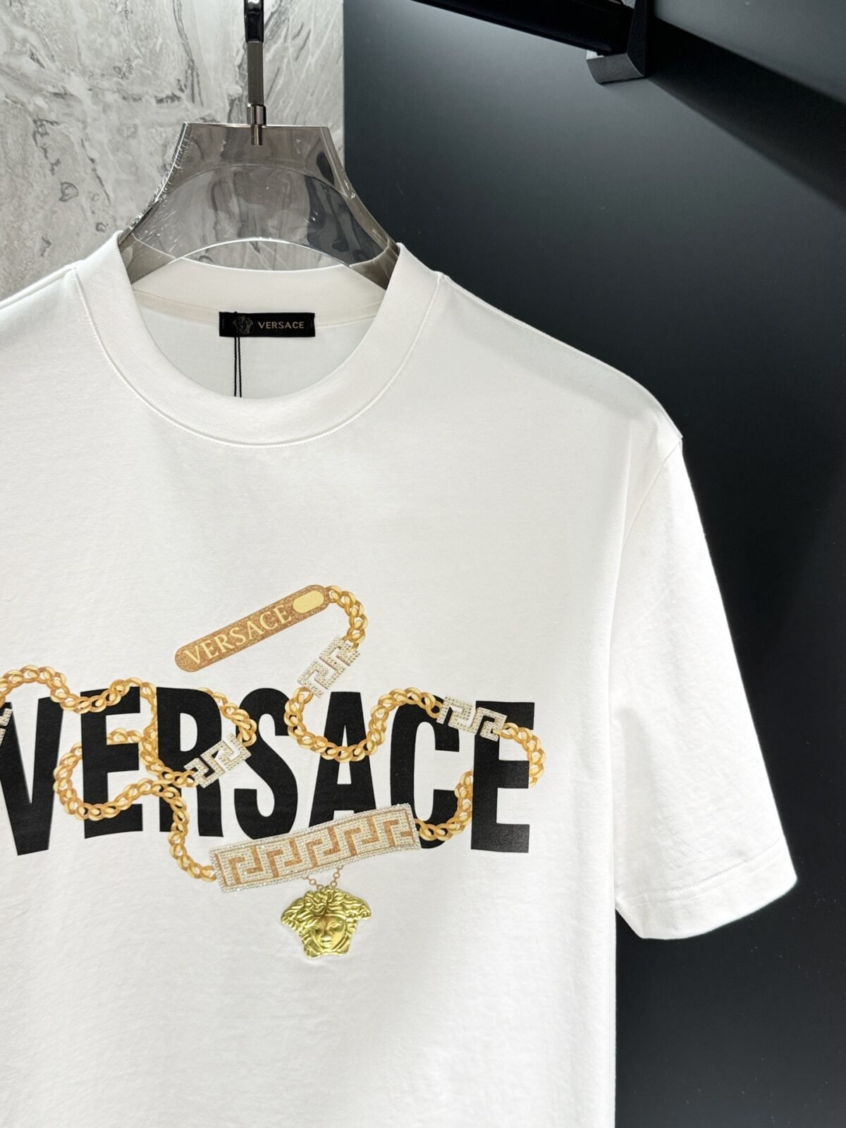 ⁦تيشيرت فيرساتشي عصري وعملي بياقة دائرية وأكمام قصيرة⁩ - الصورة ⁦4⁩