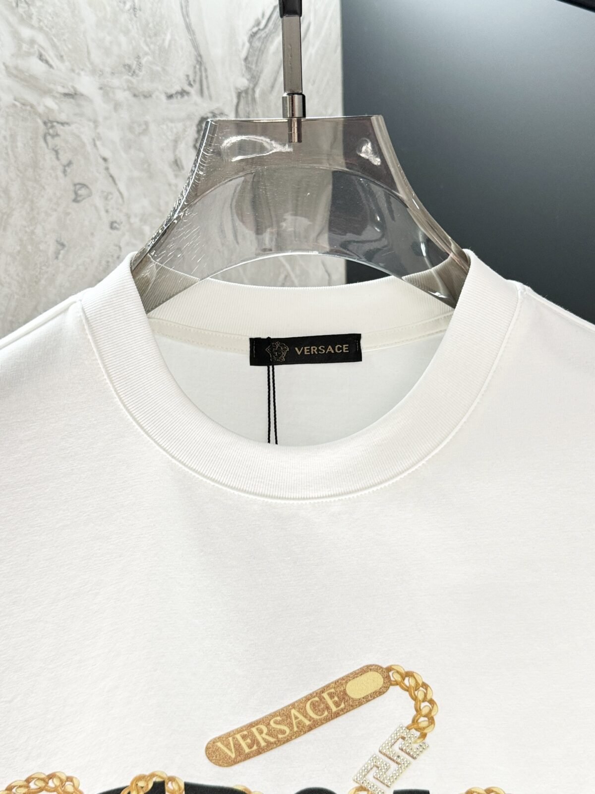 ⁦تيشيرت فيرساتشي عصري وعملي بياقة دائرية وأكمام قصيرة⁩ - الصورة ⁦6⁩