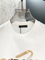 ⁦تيشيرت فيرساتشي عصري وعملي بياقة دائرية وأكمام قصيرة⁩ - الصورة ⁦6⁩