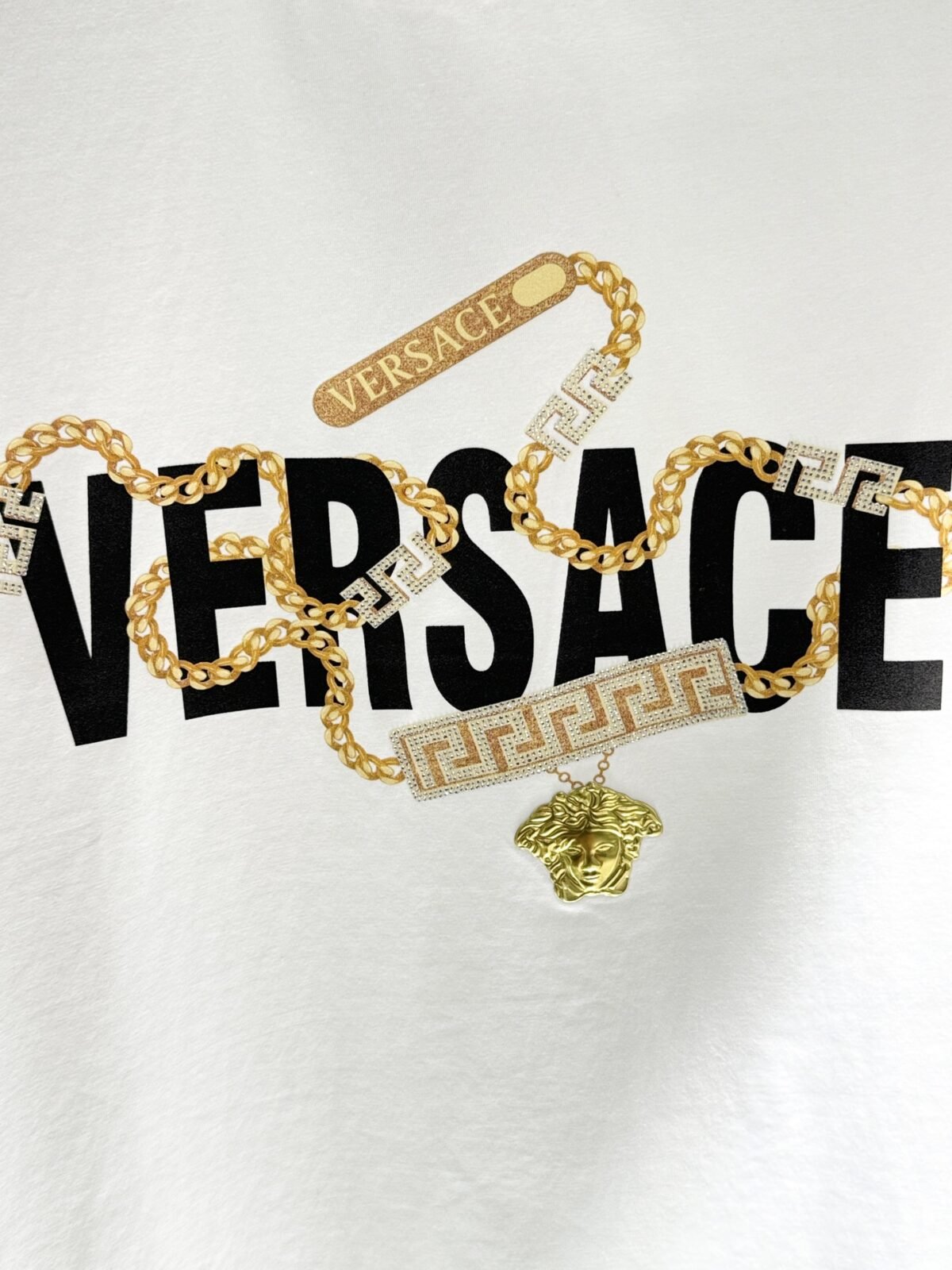 ⁦تيشيرت فيرساتشي عصري وعملي بياقة دائرية وأكمام قصيرة⁩ - الصورة ⁦5⁩