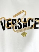 ⁦تيشيرت فيرساتشي عصري وعملي بياقة دائرية وأكمام قصيرة⁩ - الصورة ⁦5⁩