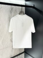 ⁦تيشيرت فيرساتشي عصري وعملي بياقة دائرية وأكمام قصيرة⁩ - الصورة ⁦3⁩