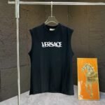 صدرية فيرساتشي الجديدة بنقشة حروف، بخيوط معززة عند الياقة والأكمام لمنع التشوه.