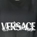 ⁦صدرية فيرساتشي الجديدة بنقشة حروف، بخيوط معززة عند الياقة والأكمام لمنع التشوه.⁩ - الصورة ⁦8⁩