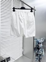 ⁦شورت صيفي جديد من فيرساتشي⁩ - الصورة ⁦2⁩