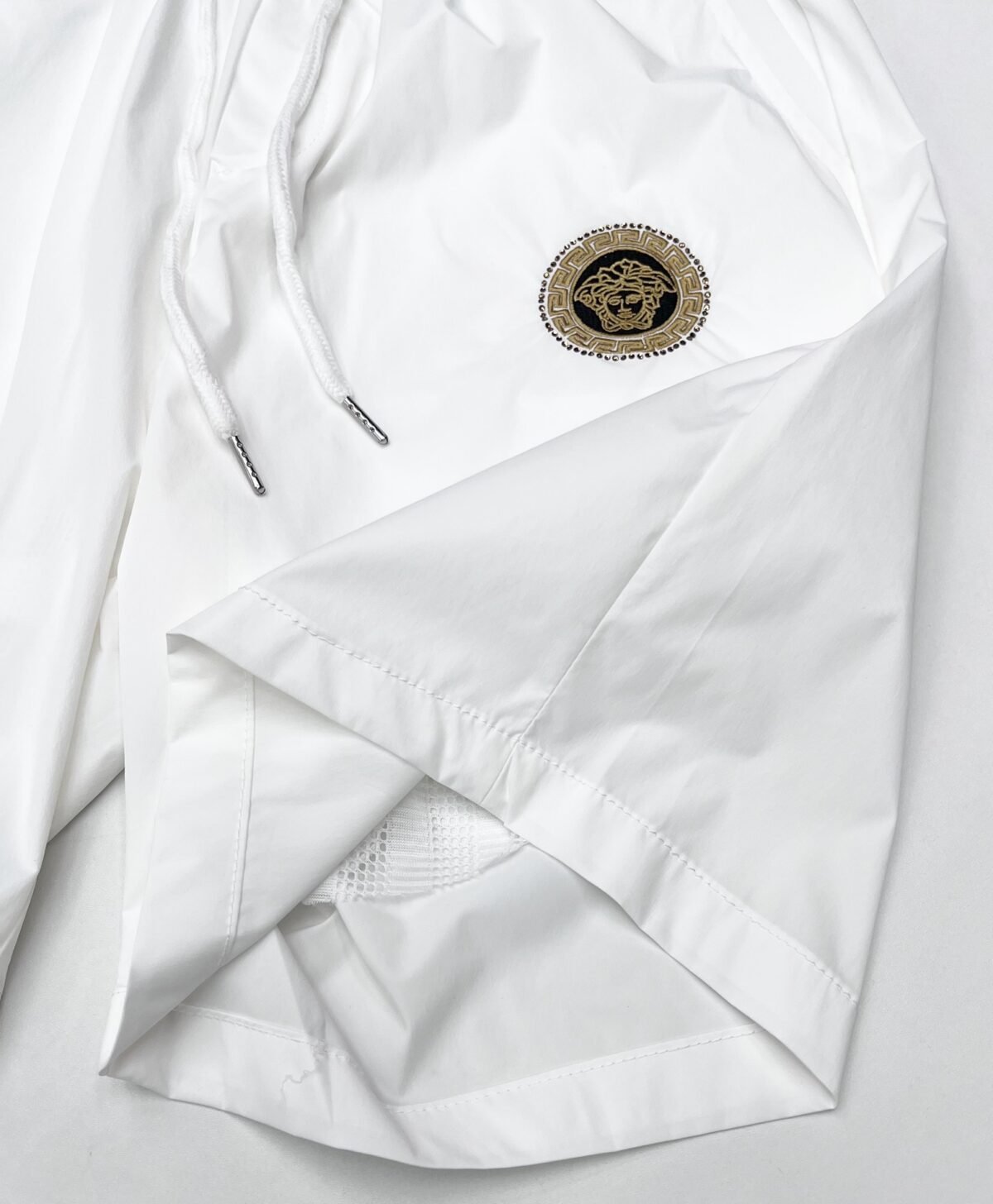 ⁦شورت صيفي جديد من فيرساتشي⁩ - الصورة ⁦4⁩