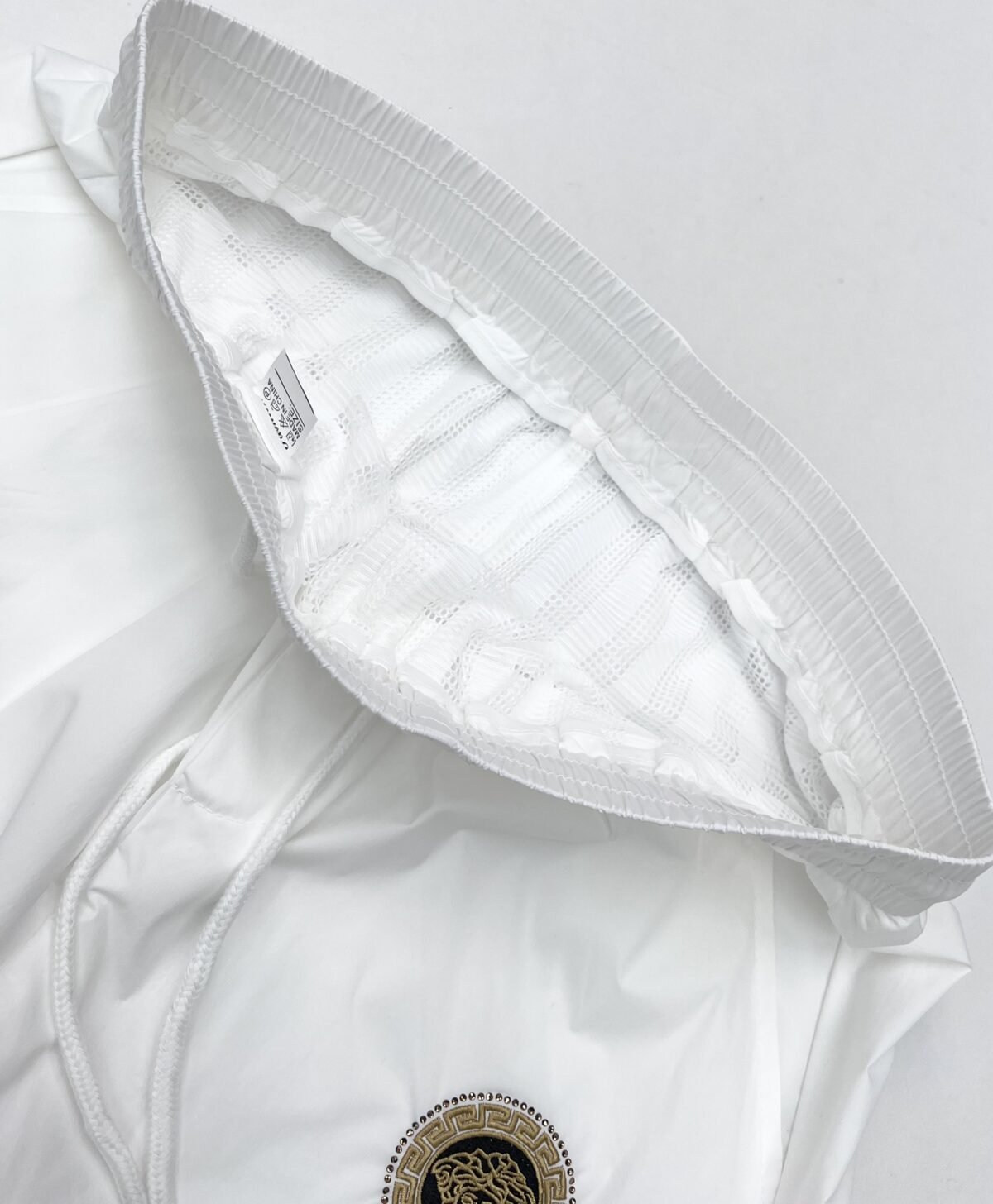 ⁦شورت صيفي جديد من فيرساتشي⁩ - الصورة ⁦5⁩