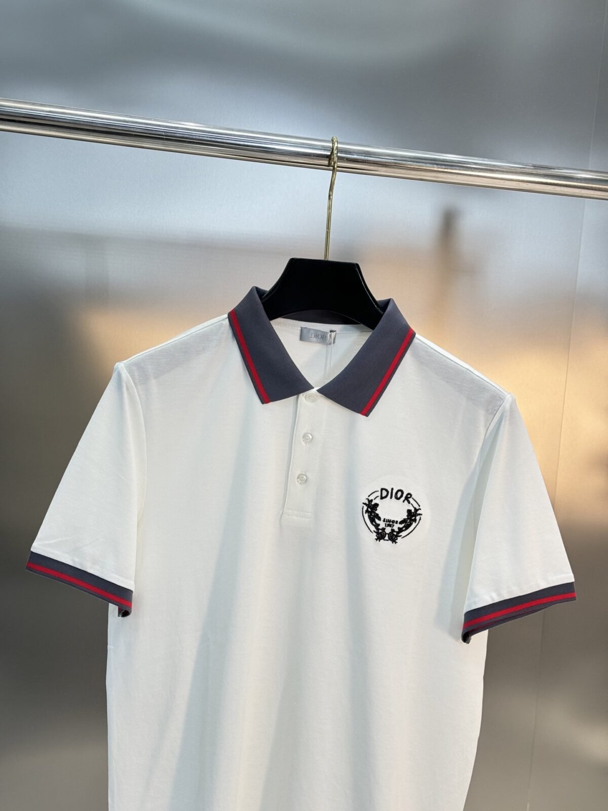 ⁦قميص بولو رجالي صيفي جديد من ديور بتصميم ياقة دائرية! تصميم ميدوسا الكلاسيكي⁩ - الصورة ⁦6⁩