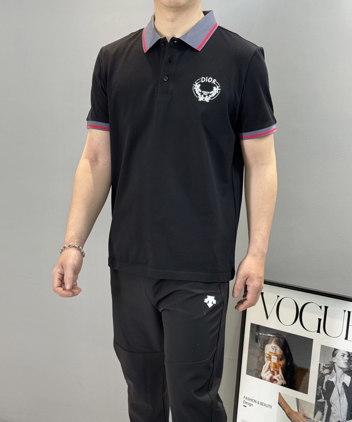 ⁦قميص بولو رجالي صيفي جديد من ديور بتصميم ياقة دائرية! تصميم ميدوسا الكلاسيكي⁩ - الصورة ⁦5⁩