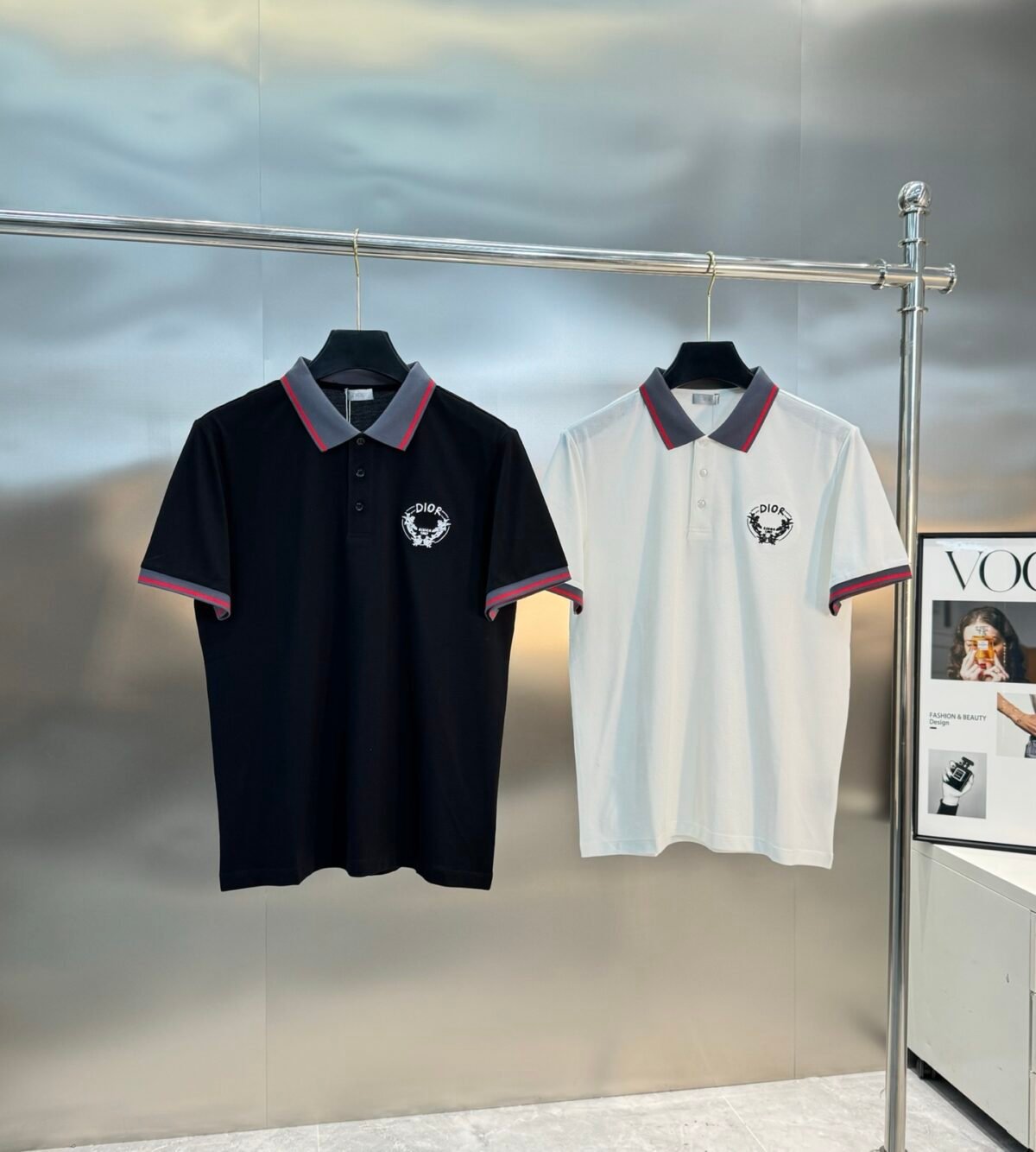 ⁦قميص بولو رجالي صيفي جديد من ديور بتصميم ياقة دائرية! تصميم ميدوسا الكلاسيكي⁩ - الصورة ⁦1⁩