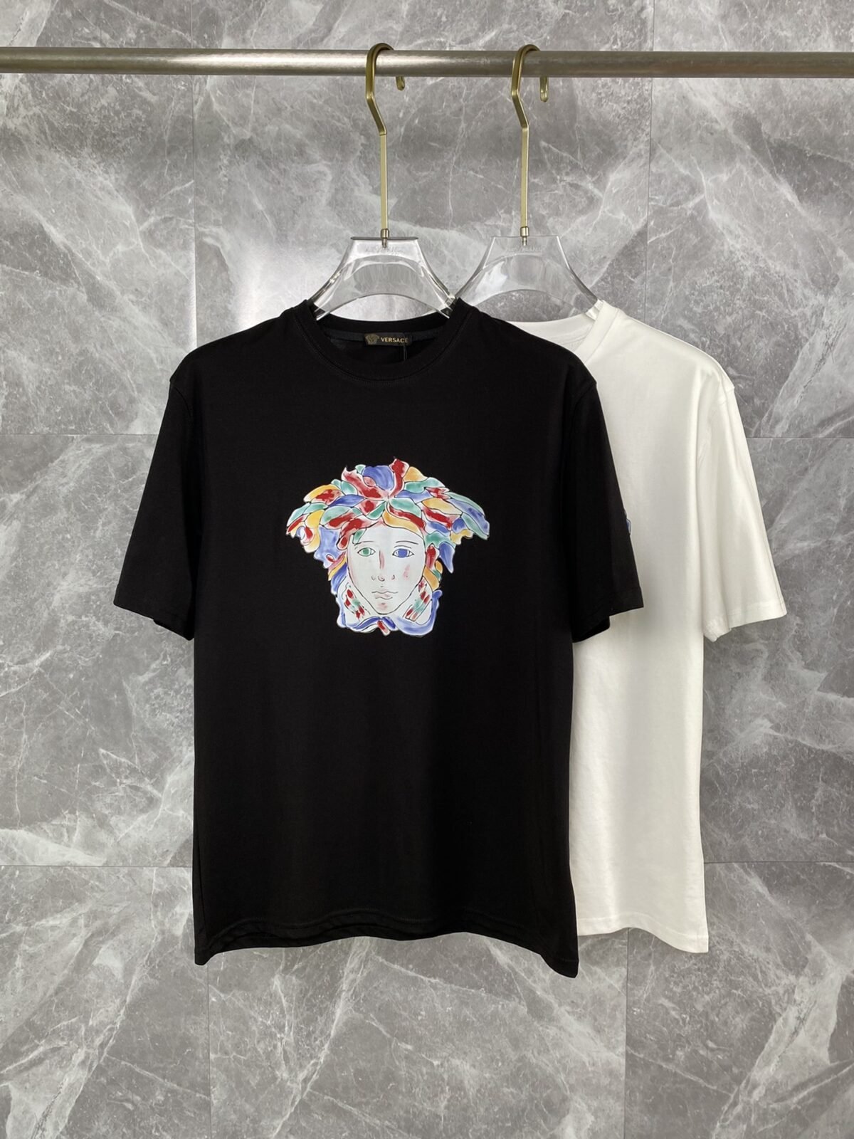 ⁦تيشيرت فيرساتشي ربيع وصيف بأكمام قصيرة⁩ - الصورة ⁦1⁩