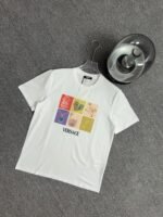 ⁦تي شيرت رجالي جديد من فيرساتشي مطبوع برقبة دائرية وأكمام قصيرة⁩ - الصورة ⁦3⁩