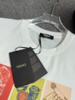 ⁦تي شيرت رجالي جديد من فيرساتشي مطبوع برقبة دائرية وأكمام قصيرة⁩ - الصورة ⁦4⁩