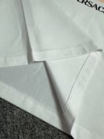 ⁦تي شيرت رجالي جديد من فيرساتشي مطبوع برقبة دائرية وأكمام قصيرة⁩ - الصورة ⁦7⁩