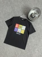 ⁦تي شيرت رجالي جديد من فيرساتشي مطبوع برقبة دائرية وأكمام قصيرة⁩ - الصورة ⁦2⁩