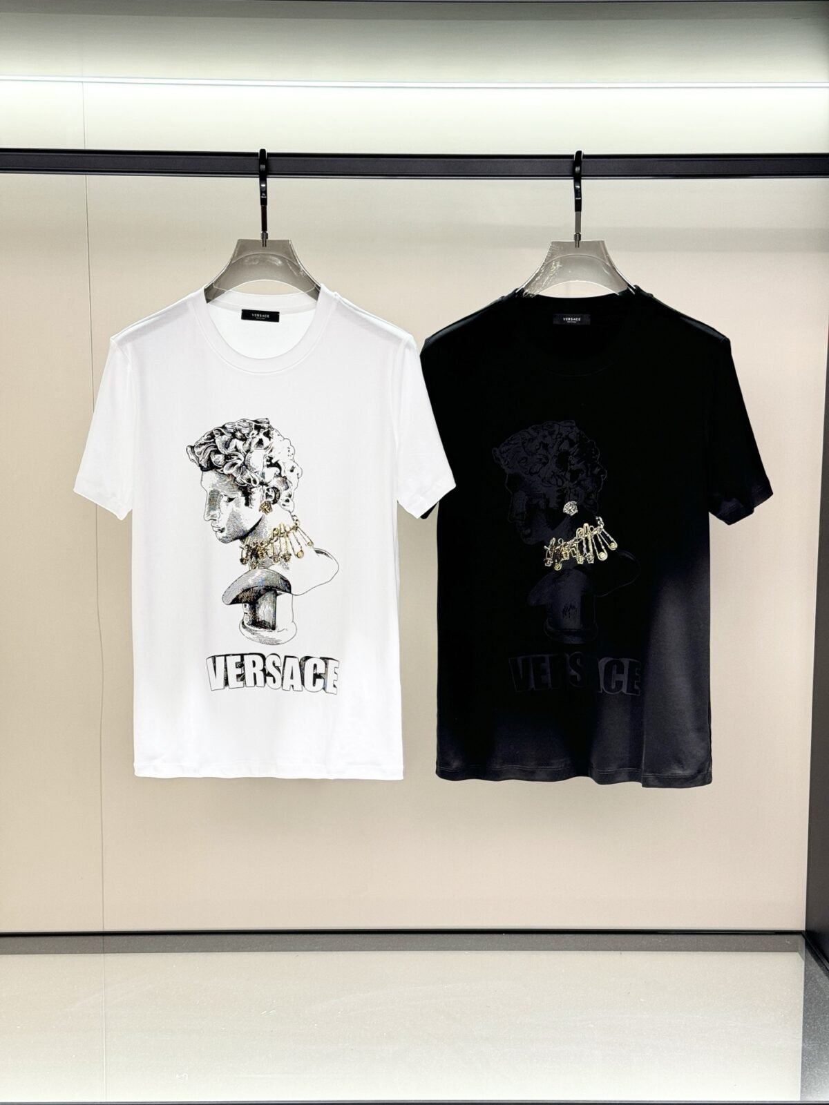 ⁦تيشيرت فيرساتشي عصري وعملي بياقة دائرية وأكمام قصيرة⁩ - الصورة ⁦1⁩