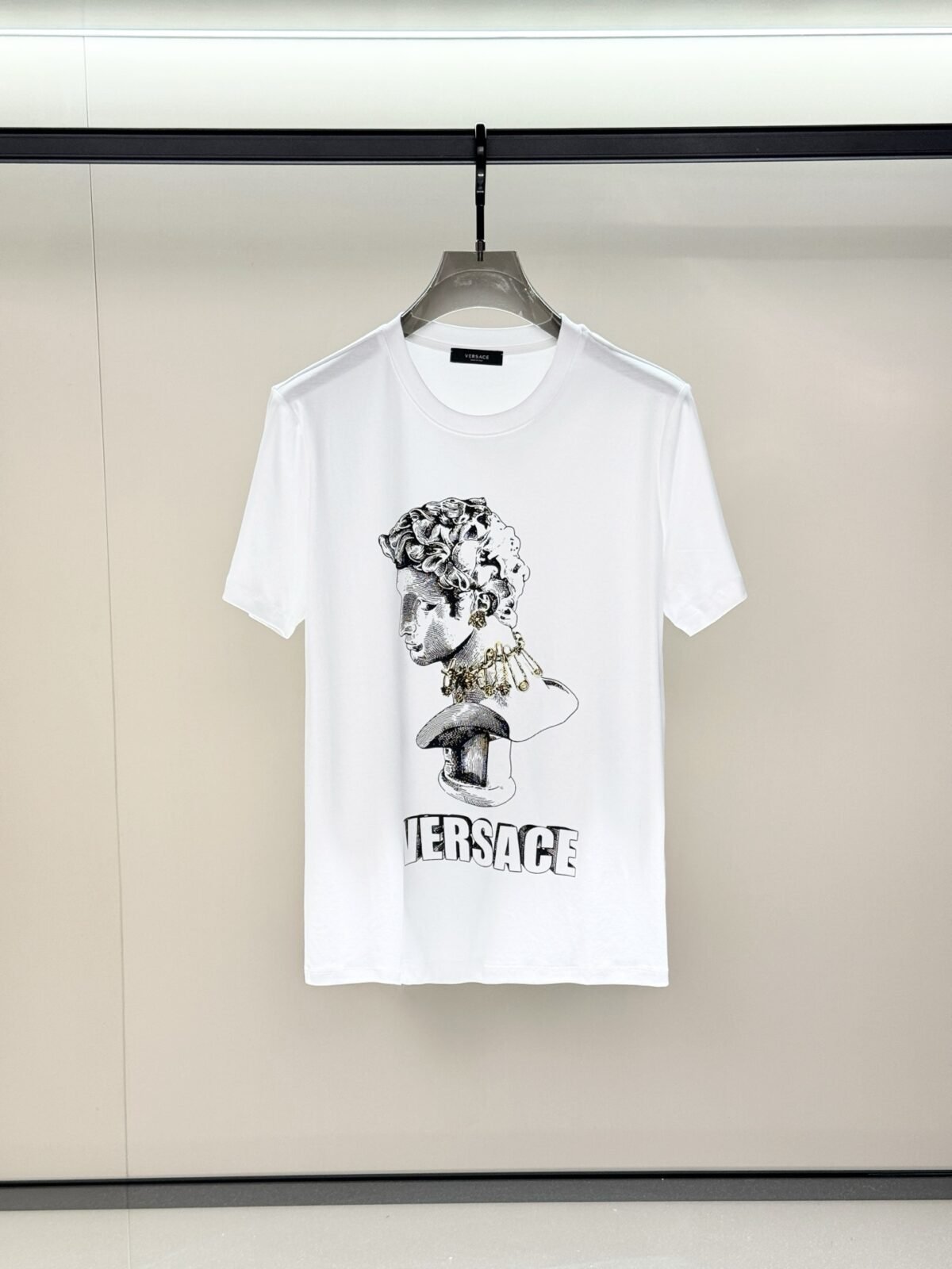 ⁦تيشيرت فيرساتشي عصري وعملي بياقة دائرية وأكمام قصيرة⁩ - الصورة ⁦3⁩