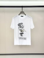 ⁦تيشيرت فيرساتشي عصري وعملي بياقة دائرية وأكمام قصيرة⁩ - الصورة ⁦3⁩