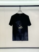 ⁦تيشيرت فيرساتشي عصري وعملي بياقة دائرية وأكمام قصيرة⁩ - الصورة ⁦2⁩