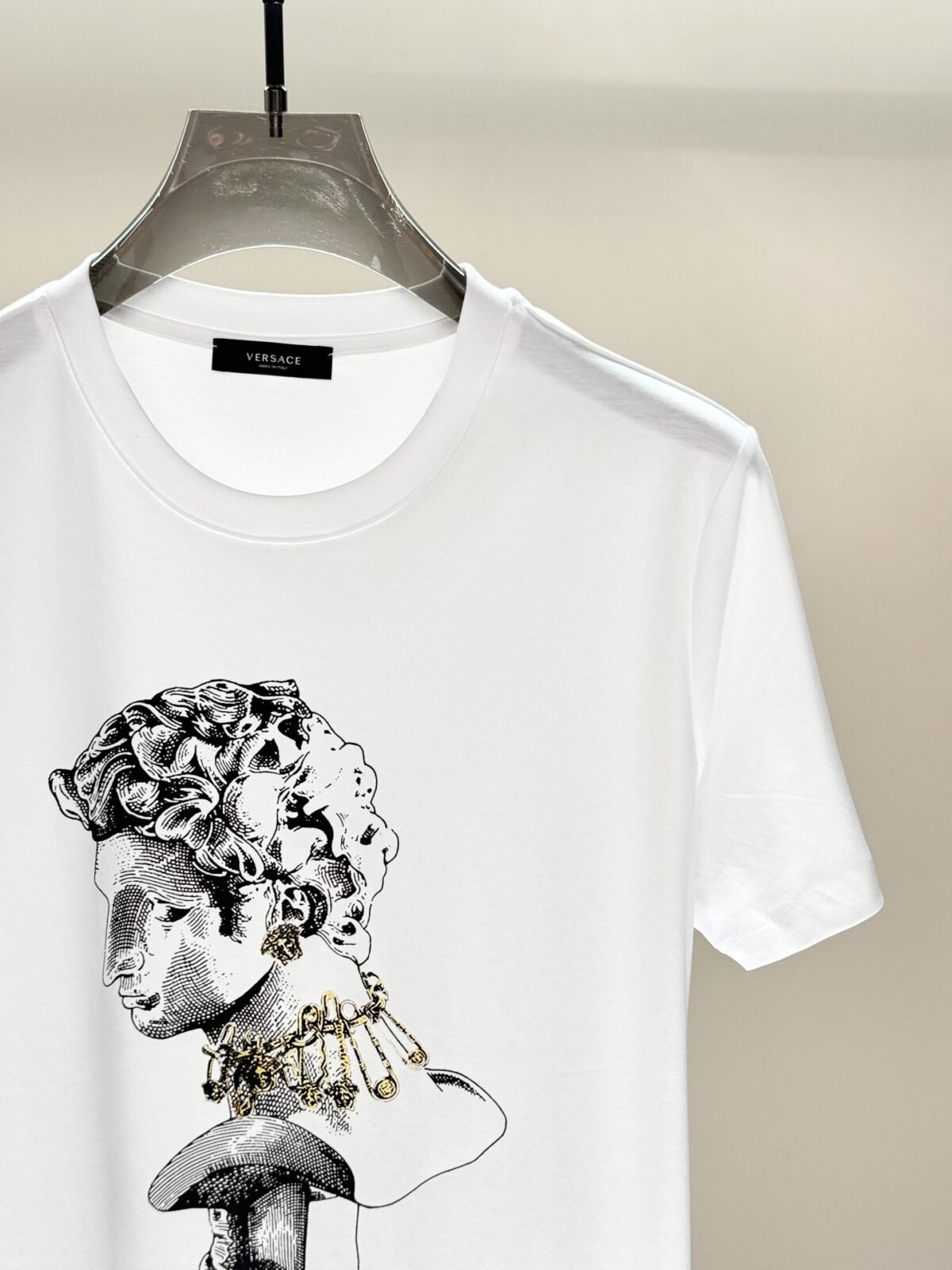 ⁦تيشيرت فيرساتشي عصري وعملي بياقة دائرية وأكمام قصيرة⁩ - الصورة ⁦5⁩