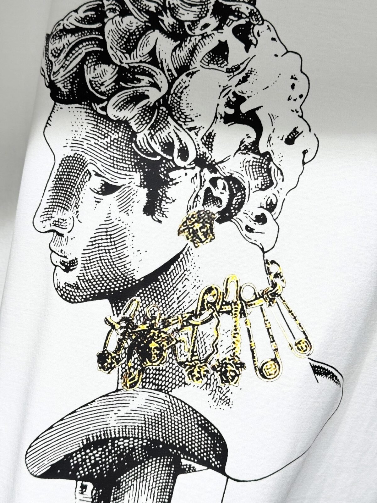 ⁦تيشيرت فيرساتشي عصري وعملي بياقة دائرية وأكمام قصيرة⁩ - الصورة ⁦7⁩