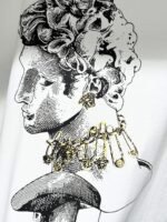 ⁦تيشيرت فيرساتشي عصري وعملي بياقة دائرية وأكمام قصيرة⁩ - الصورة ⁦7⁩