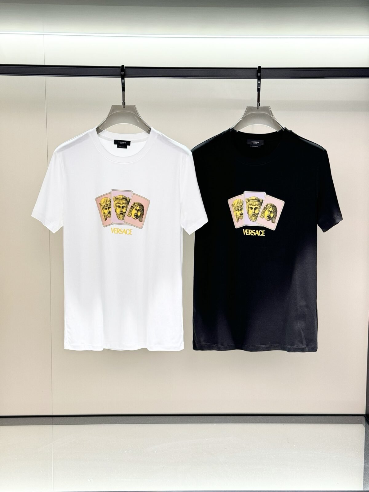 ⁦تيشيرت فيرساتشي عصري وعملي بياقة دائرية وأكمام قصير⁩ - الصورة ⁦1⁩