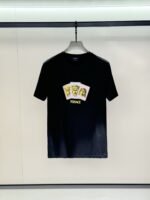 ⁦تيشيرت فيرساتشي عصري وعملي بياقة دائرية وأكمام قصير⁩ - الصورة ⁦2⁩