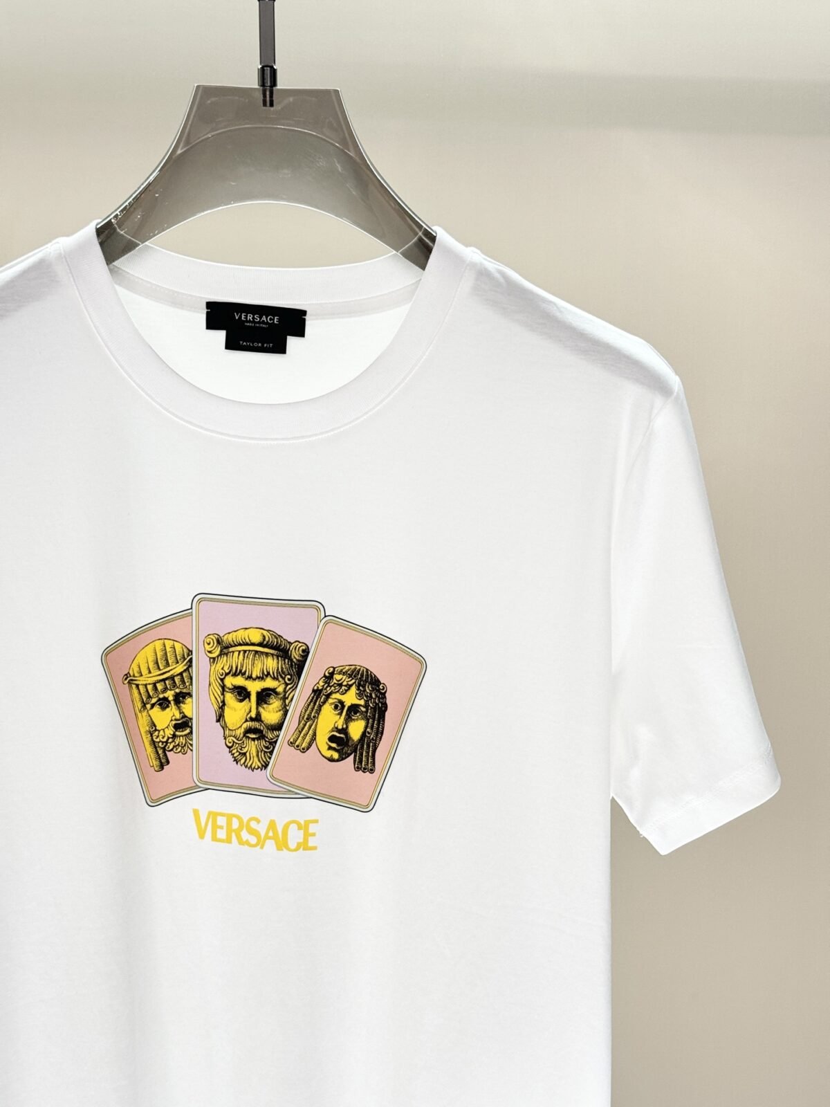 ⁦تيشيرت فيرساتشي عصري وعملي بياقة دائرية وأكمام قصير⁩ - الصورة ⁦5⁩