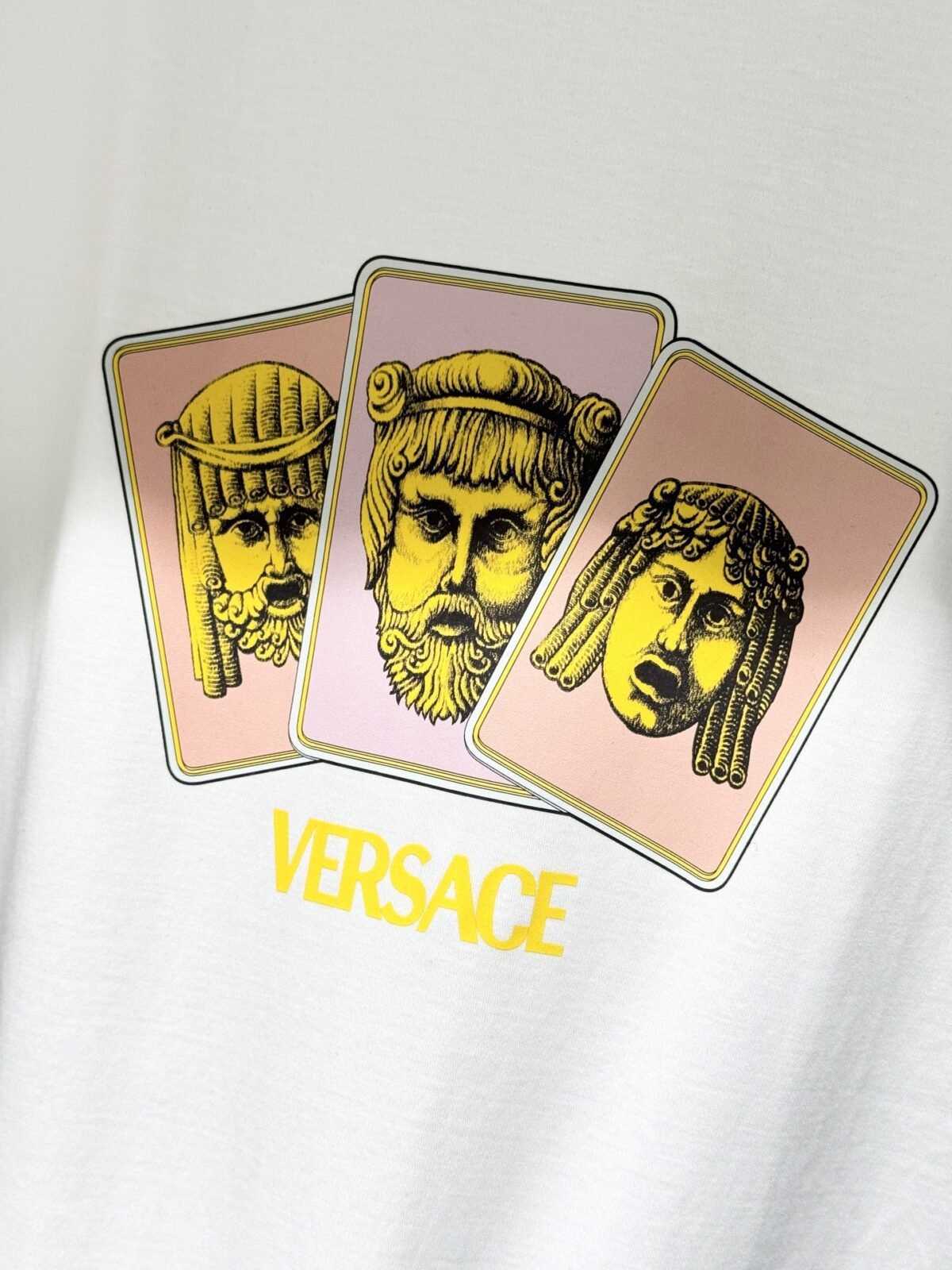 ⁦تيشيرت فيرساتشي عصري وعملي بياقة دائرية وأكمام قصير⁩ - الصورة ⁦7⁩