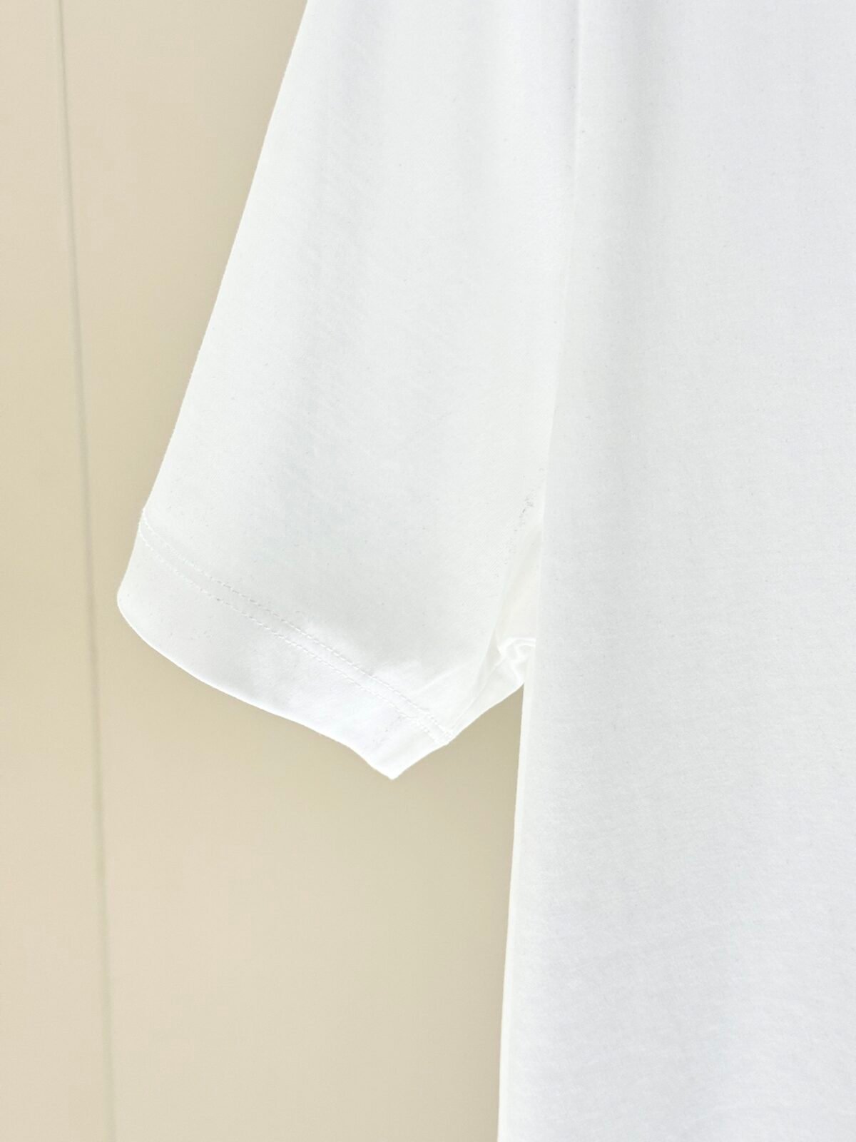 ⁦تيشيرت فيرساتشي عصري وعملي بياقة دائرية وأكمام قصير⁩ - الصورة ⁦6⁩