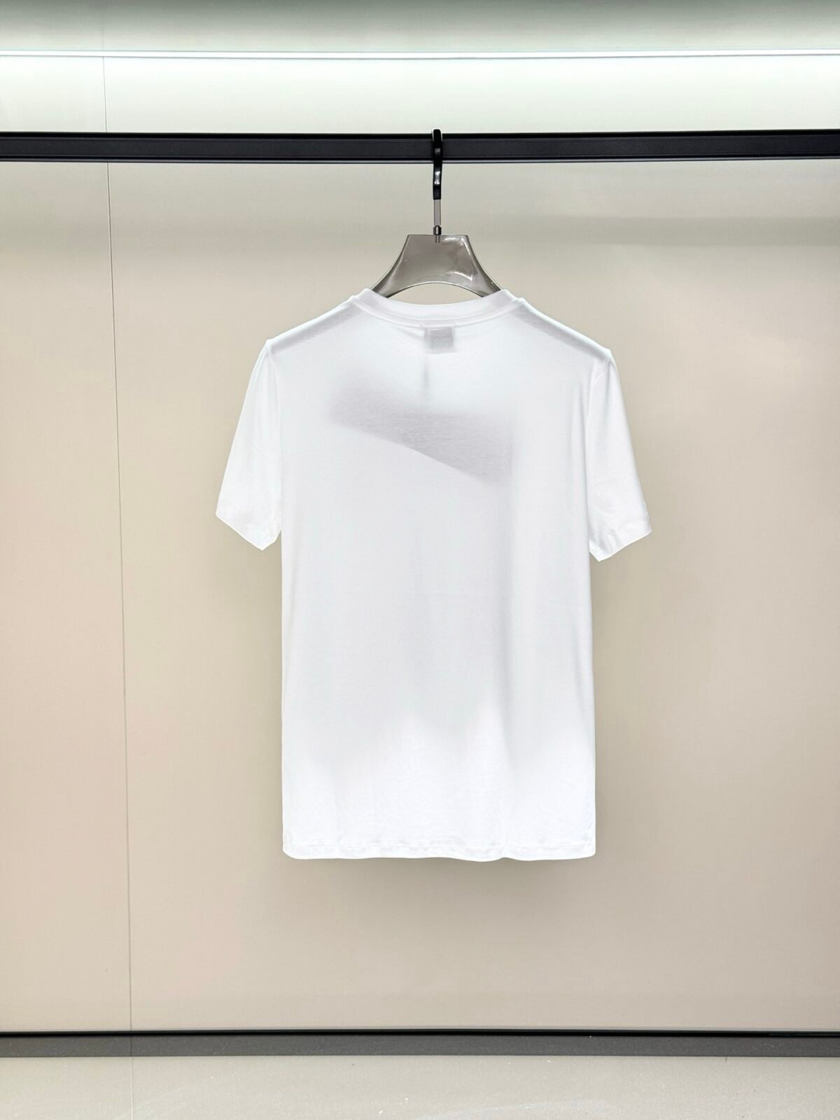 ⁦تيشيرت فيرساتشي عصري وعملي بياقة دائرية وأكمام قصير⁩ - الصورة ⁦4⁩