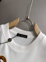 ⁦تيشيرت فيرساتشي ربيع وصيف جديد، مصنوع من القطن الخالص، بأكمام قصيرة، وياقة دائرية.⁩ - الصورة ⁦5⁩