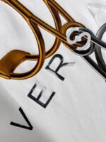 ⁦تيشيرت فيرساتشي ربيع وصيف جديد، مصنوع من القطن الخالص، بأكمام قصيرة، وياقة دائرية.⁩ - الصورة ⁦7⁩