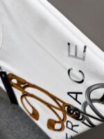 ⁦تيشيرت فيرساتشي ربيع وصيف جديد، مصنوع من القطن الخالص، بأكمام قصيرة، وياقة دائرية.⁩ - الصورة ⁦8⁩