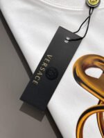 ⁦تيشيرت فيرساتشي ربيع وصيف جديد، مصنوع من القطن الخالص، بأكمام قصيرة، وياقة دائرية.⁩ - الصورة ⁦9⁩