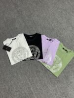 تيشيرت فيرساتشي الجديد بياقة دائرية وأكمام قصيرة، يحمل شعار العلامة التجارية الكلاسيكي على المقدمة.