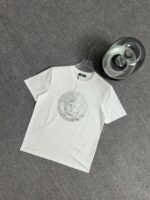 ⁦تيشيرت فيرساتشي الجديد بياقة دائرية وأكمام قصيرة، يحمل شعار العلامة التجارية الكلاسيكي على المقدمة.⁩ - الصورة ⁦2⁩