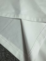 ⁦تيشيرت فيرساتشي الجديد بياقة دائرية وأكمام قصيرة، يحمل شعار العلامة التجارية الكلاسيكي على المقدمة.⁩ - الصورة ⁦8⁩