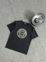 ⁦تيشيرت فيرساتشي الجديد بياقة دائرية وأكمام قصيرة، يحمل شعار العلامة التجارية الكلاسيكي على المقدمة.⁩ - الصورة ⁦3⁩